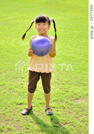 芝生でボール遊びをする女の子 2977400