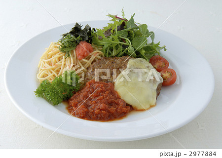 チーズハンバーグステーキパスタ添え 2977884