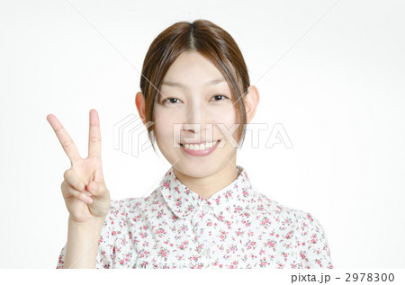 花柄のブラウスを着た女性 2978300