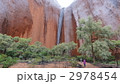 雨の日のエアーズロックには滝があわられる 2978454