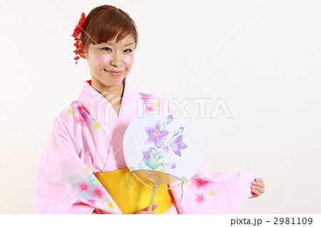 浴衣姿の若い女性 2981109