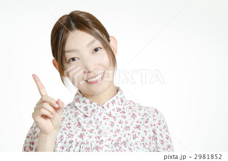 花柄のブラウスを着た女性 花柄のブラウスを着た女性 2981852