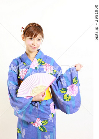 浴衣姿の若い女性 2981900