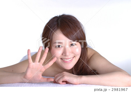 エステを受ける女性 エステを受ける女性 2981967