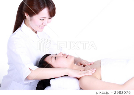 エステを受ける女性 エステを受ける女性 2982076