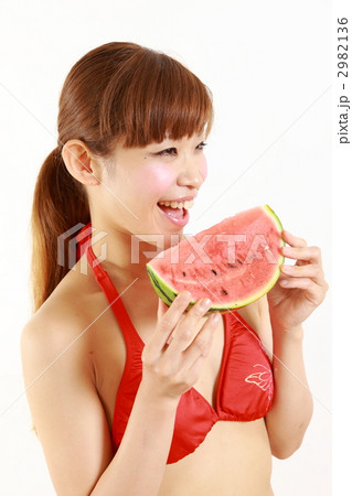 スイカを食べるビキニの女性 スイカを食べるビキニの女性 2982136
