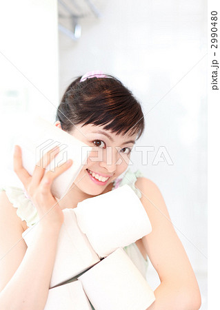トイレットペーパーを抱えた女性 2990480
