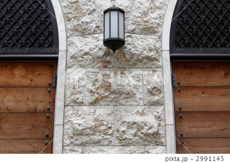 札幌軟石の石壁と街灯 札幌軟石の石壁と街灯 2991145