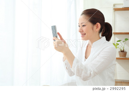 iPhoneを使う女の子 2992295