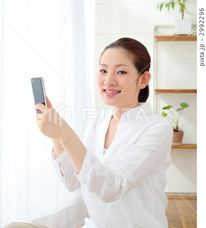 iPhoneを使う女の子 2992296