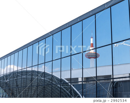 ガラス窓越しの京都タワー 2992534