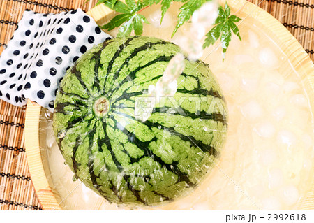 流水で冷やす小玉すいか 流水で冷やす小玉すいか 2992618