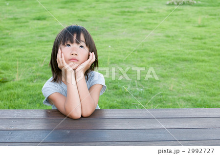 芝生バックの女の子 2992727