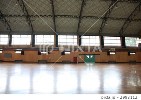 体育館 自然光 天井の写真素材