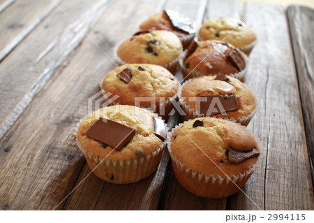 並べて置いた手作りのチョコチップと板チョコのマフィン 2994115