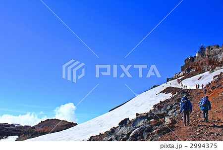 富士山を登る　お鉢巡り、まだ雪が残っている 2994375