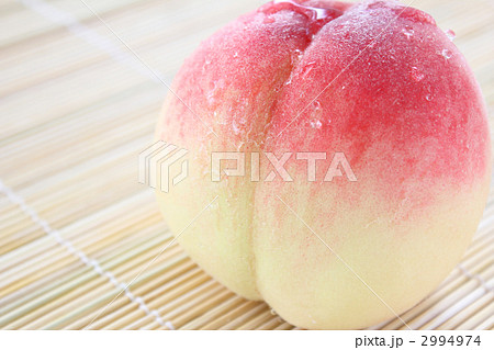 うっすらピンクの桃 うっすらピンクの桃 2994974