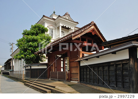 鶴岡散歩・致道博物館　赤門と旧鶴岡警察署庁舎 2997229