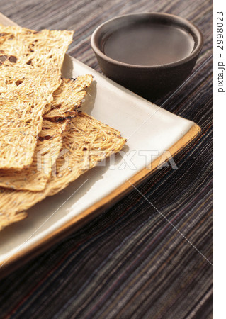 焙ったタタミイワシと熱燗 2998023