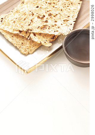 焙ったタタミイワシと熱燗 焙ったタタミイワシと熱燗 2998026