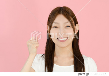 白いTシャツを着た女性(ピンクバック) 白いTシャツを着た女性(ピンクバック) 3000927