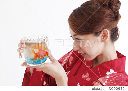 金魚と女性 3000952