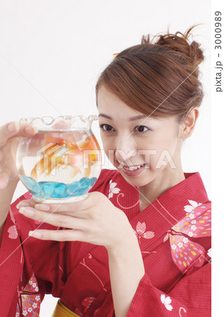 金魚と女性 3000989