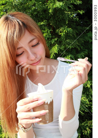 アイスを食べる美少女 アイスを食べる美少女 3000993