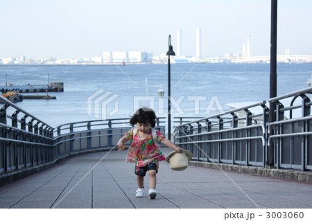 横浜の坂道を走る子ども 横浜の坂道を走る子ども 3003060