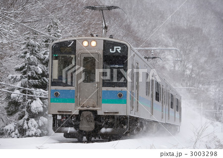 雪煙を巻き上げて走るE127系 雪煙を巻き上げて走るE127系 3003298