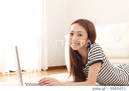 リビングでパソコン 3003421