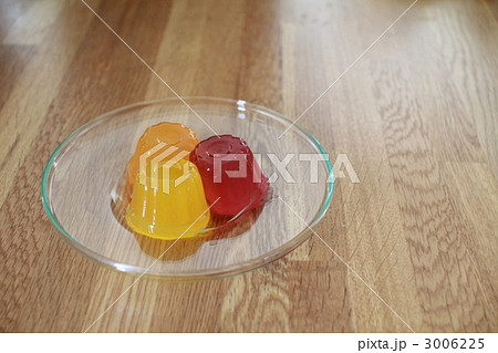 ガラス皿に乗せたひとくちサイズのフルーツゼリー 3006225