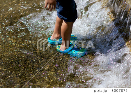夏休みに水遊びする少年 3007875