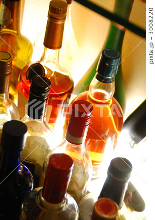 ワインにウイスキー、色とりどりのボトルたち 3008220