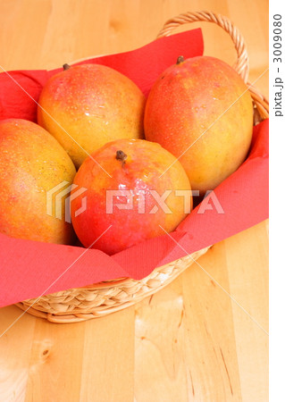 カゴに盛ったマンゴーフルーツ 3009080