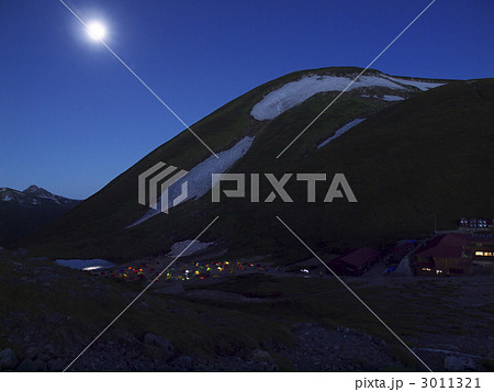 夜明け前の双六小屋 3011321