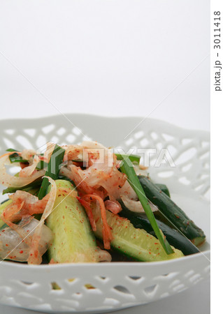 オイキムチと透かし柄の白食器 3011418