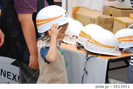 災害時大切な頭を守るヘルメットの着用練習 3013951