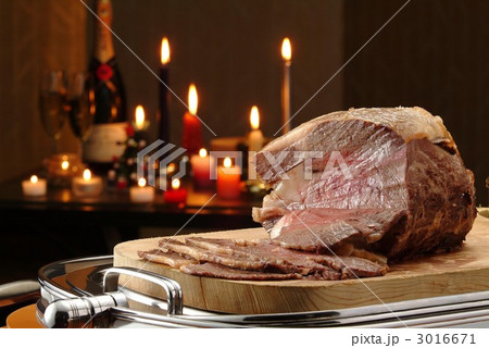 ローストビーフ クリスマス パーティ料理 肉料理 牛肉 ビーフ 西洋料理 キャンドルの写真素材