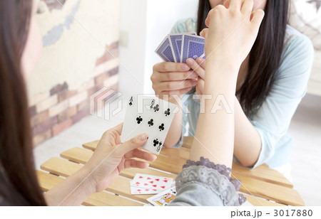 トランプで遊ぶ女性_手元 3017880