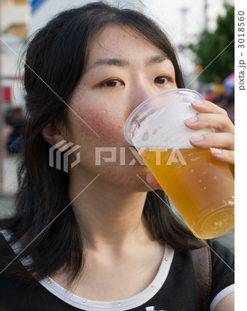 ビールをおいしそうに飲む女性 3018560