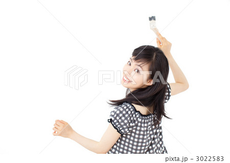 ペンキを塗る女性 3022583
