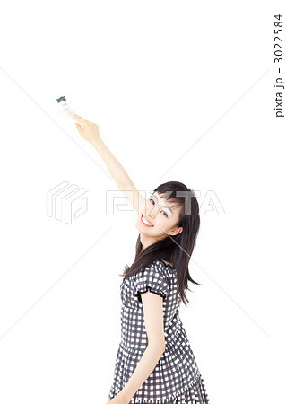 ペンキを塗る女性 3022584