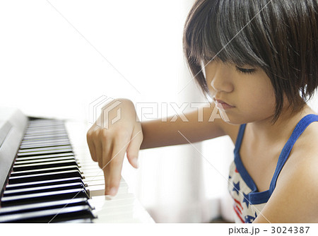 ピアノの練習をする女の子 3024387