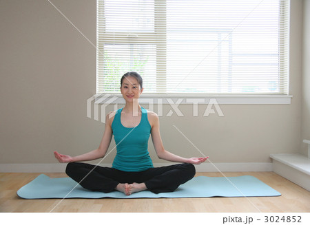 ヨガ　ストレッチ 3024852
