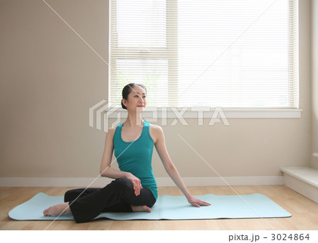 ヨガ　ストレッチ 3024864