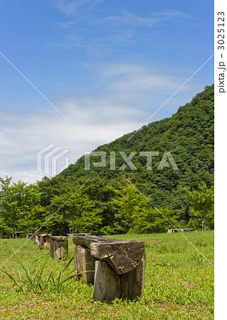 高原のベンチ 3025123
