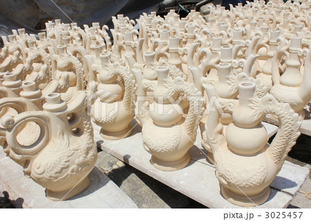 天日に干すバチャン焼きの壺 3025457