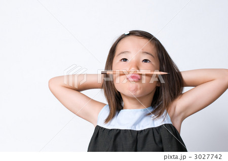 勉強する女の子 勉強する女の子 3027742