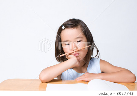 勉強する女の子 3027743